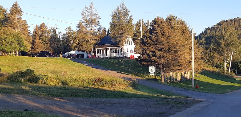 Gîte de la colline | 234 Rue Leclerc, Baie-Sainte-Catherine, QC G0T 1A0, Canada | Phone: (514) 231-0704
