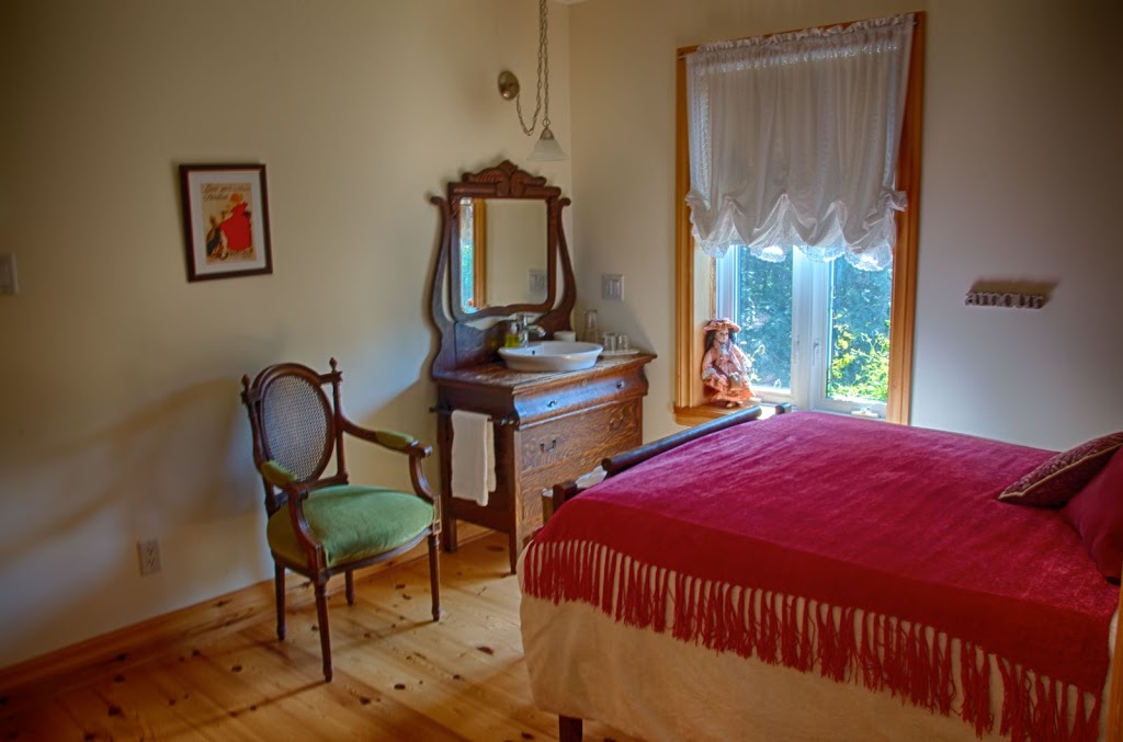 La Perrotdamoise | 25 Rue de lÉglise, Notre-Dame-de-lÎle-Perrot, QC J7V 8P4, Canada | Phone: (514) 453-1444