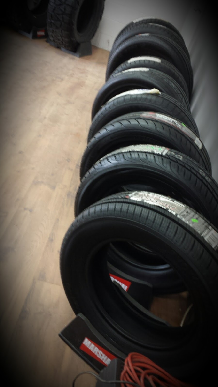 Distribution Pneus Québec | 866 Rue Jacques-Bédard, Québec, QC G2N 1E3, Canada | Phone: (418) 849-5738
