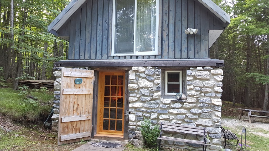 Cabin Inn The Woods | 5720 McDonalds Corners Rd, McDonalds Corners, ON K0G 1M0, Canada | Phone: (613) 278-0162