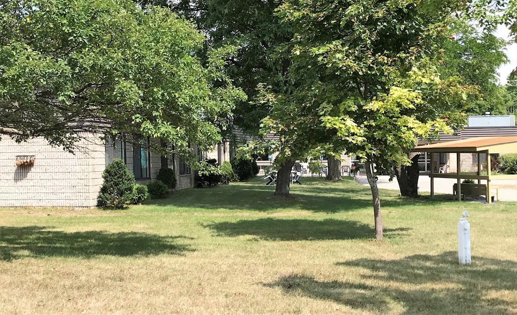Hilltop Manor | 1005 St Lawrence St, Merrickville, ON K0G 1N0, Canada | Phone: (613) 269-4707