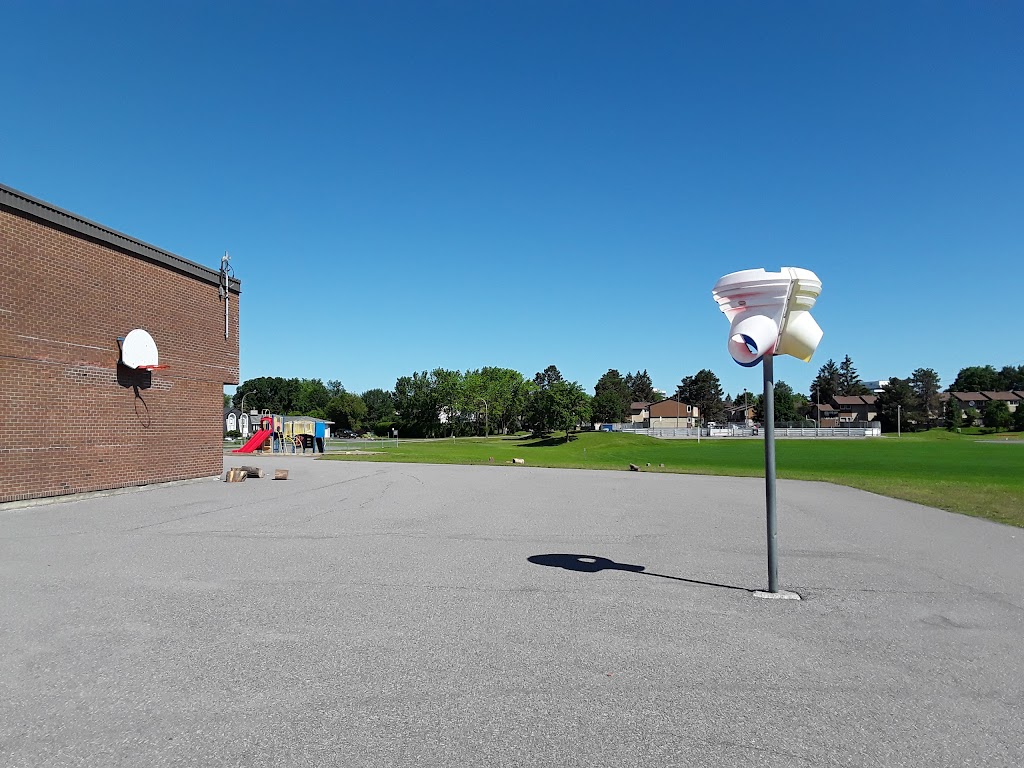 École Élémentaire Catholique des Pins | 1487 Pr, Ridgebrook Dr, Gloucester, ON K1B 4K6, Canada | Phone: (613) 741-2354