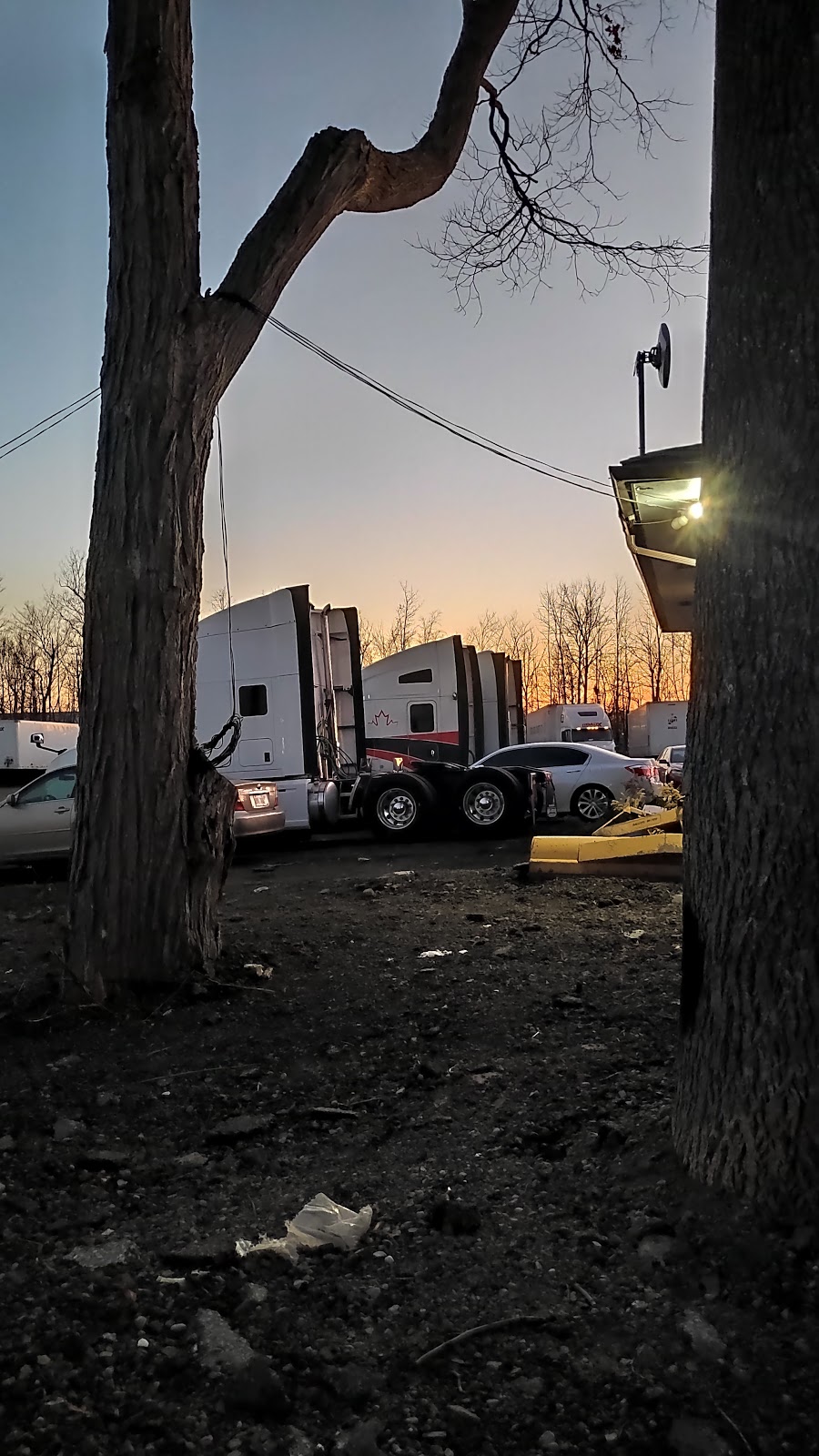 Roadx Express Ltd. | 8116 Esquesing Line, Milton, ON L9T 2X9, Canada | Phone: (888) 907-0634
