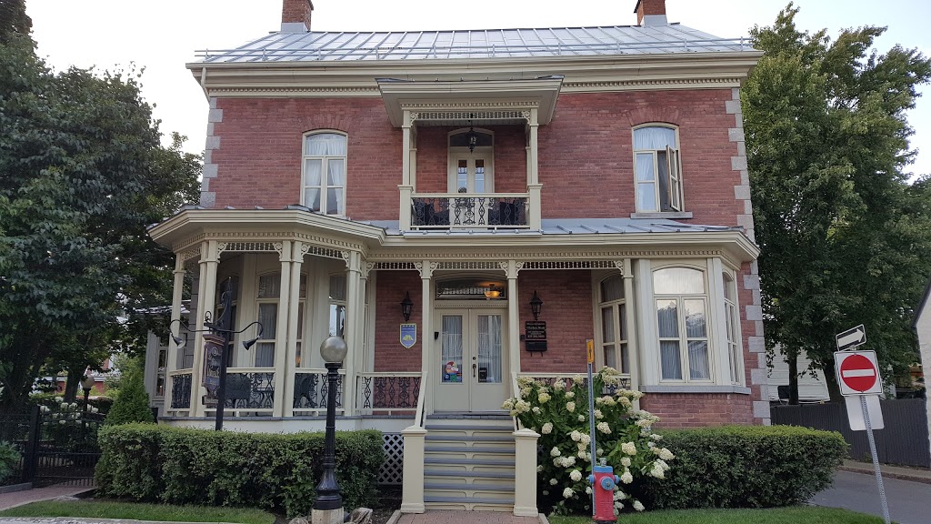 Gîte Loiselle | 836 rue Des Ursulines, Trois-Rivières, QC G9A 5B9, Canada | Phone: (819) 375-2121