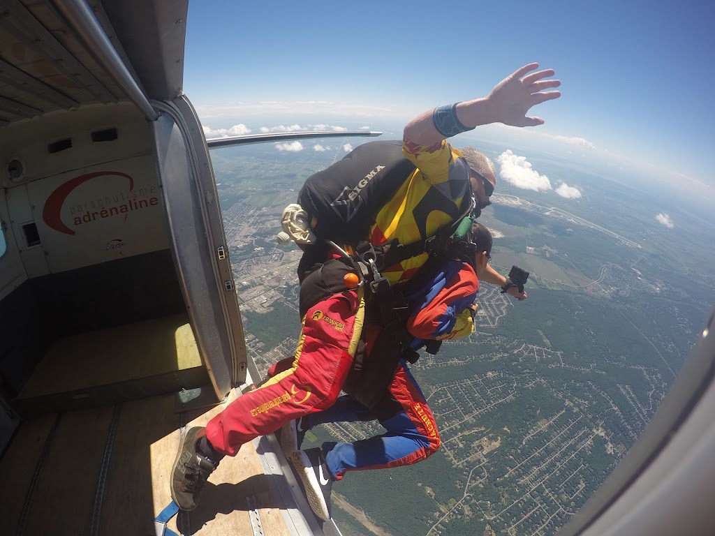 Parachutisme Adrénaline Saint-Jérôme | 881 Rue Lamontagne, Saint-Jérôme, QC J5L 1T8, Canada | Phone: (450) 438-0855