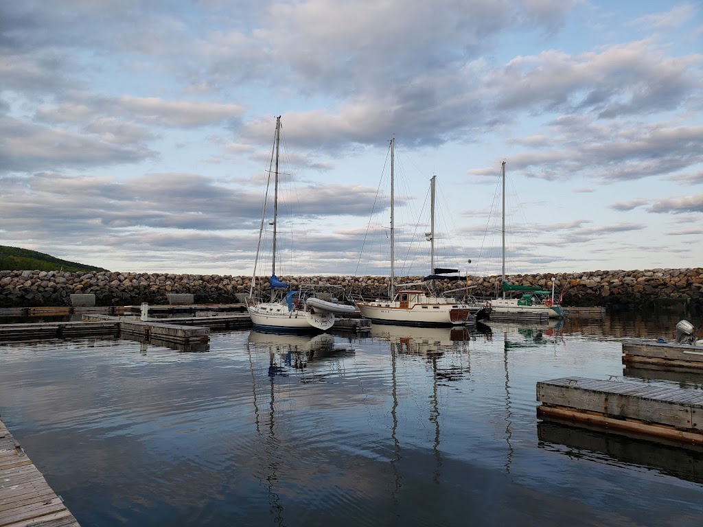 Port De Refuge Cap-à-lAigle Inc | 10 Rue de la Greve, La Malbaie, QC G5A 2R3, Canada | Phone: (418) 665-3698