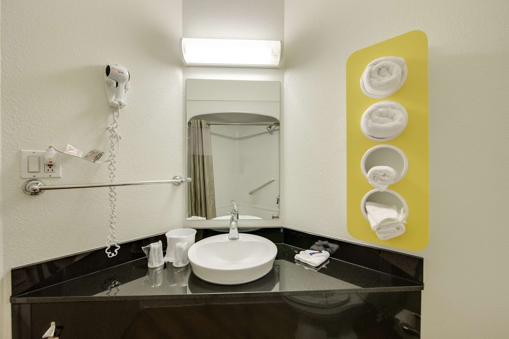 Motel 6 Toronto - Brampton | 160 Steelwell Rd, Brampton, ON L6T 5T3, Canada | Phone: (905) 451-3313