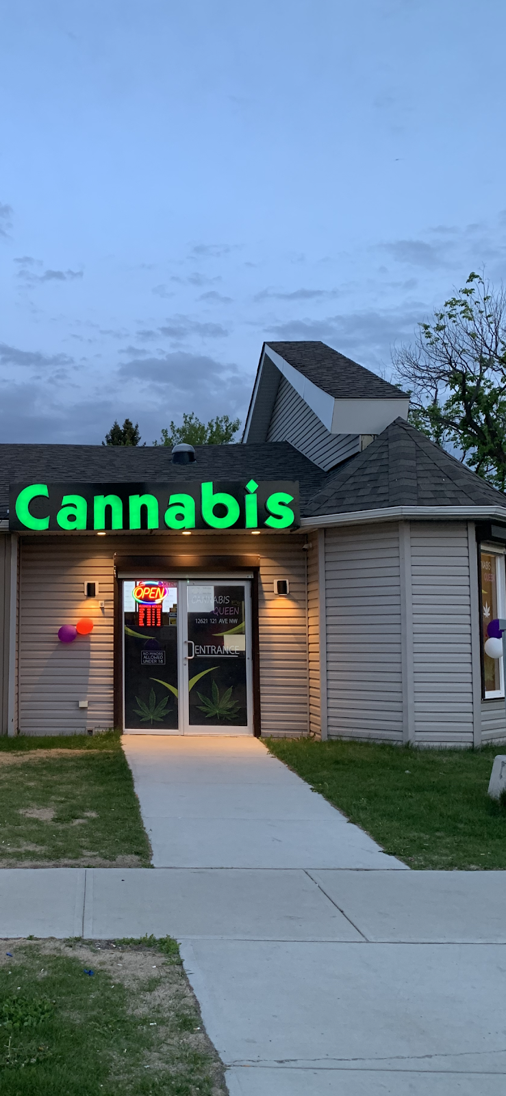127 St Cannabis Queen | 12621 121 Ave NW, Edmonton, AB T5L 4T6, Canada | Phone: (780) 452-9449