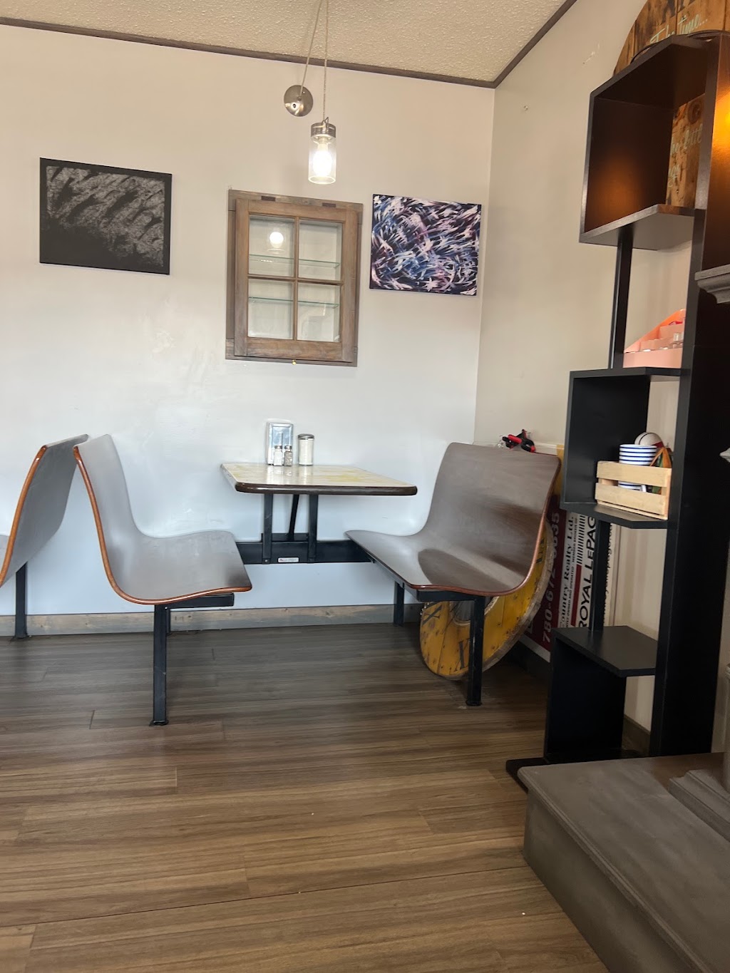 Viking Burger Queen | 5036 51 Ave, Viking, AB T0B 4N0, Canada | Phone: (780) 336-4740