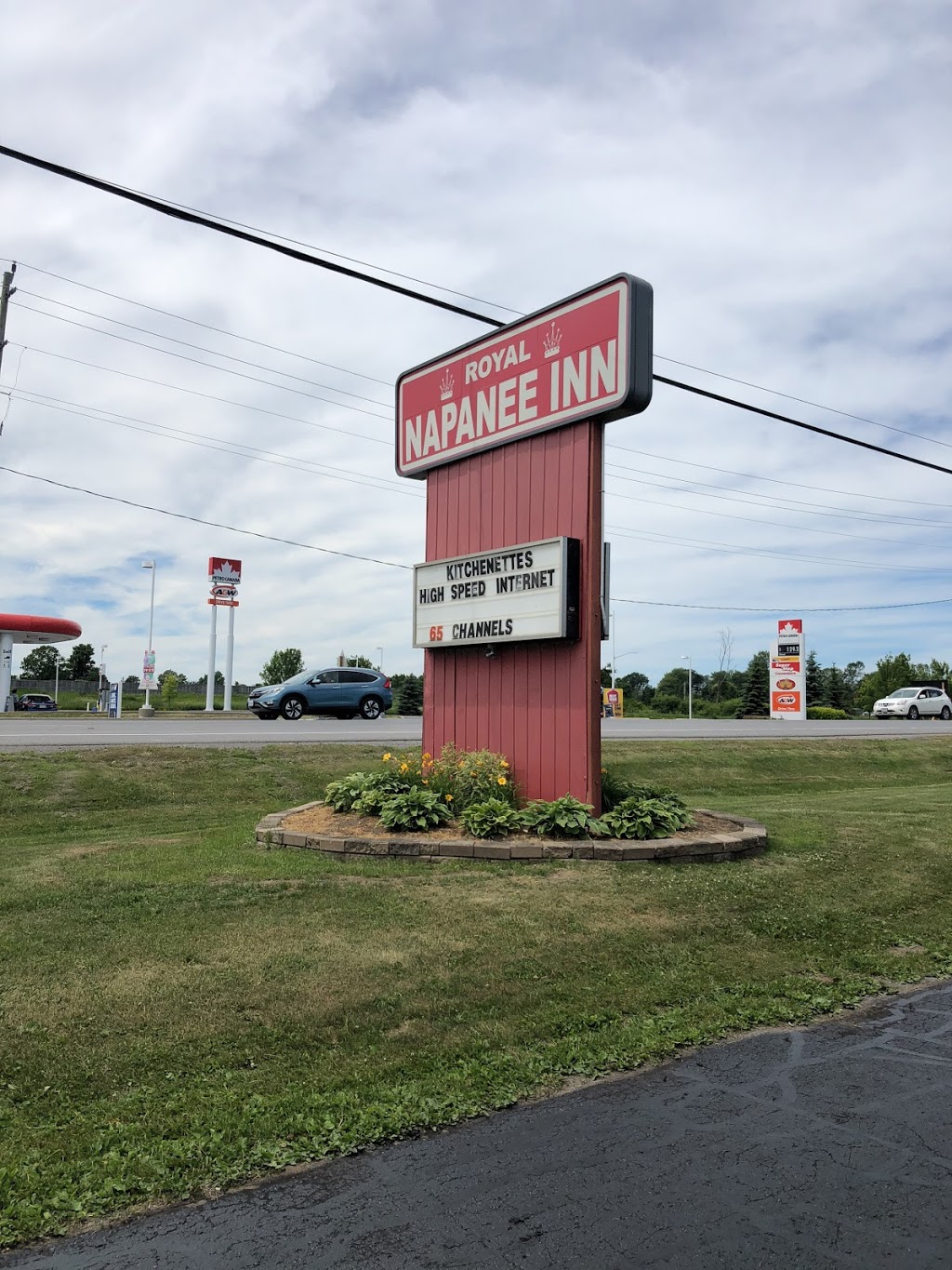 Royal Napanee Inn | 647 Lennox and Addington County Rd 41, Napanee, ON K7R 3L1, Canada | Phone: (613) 354-3334