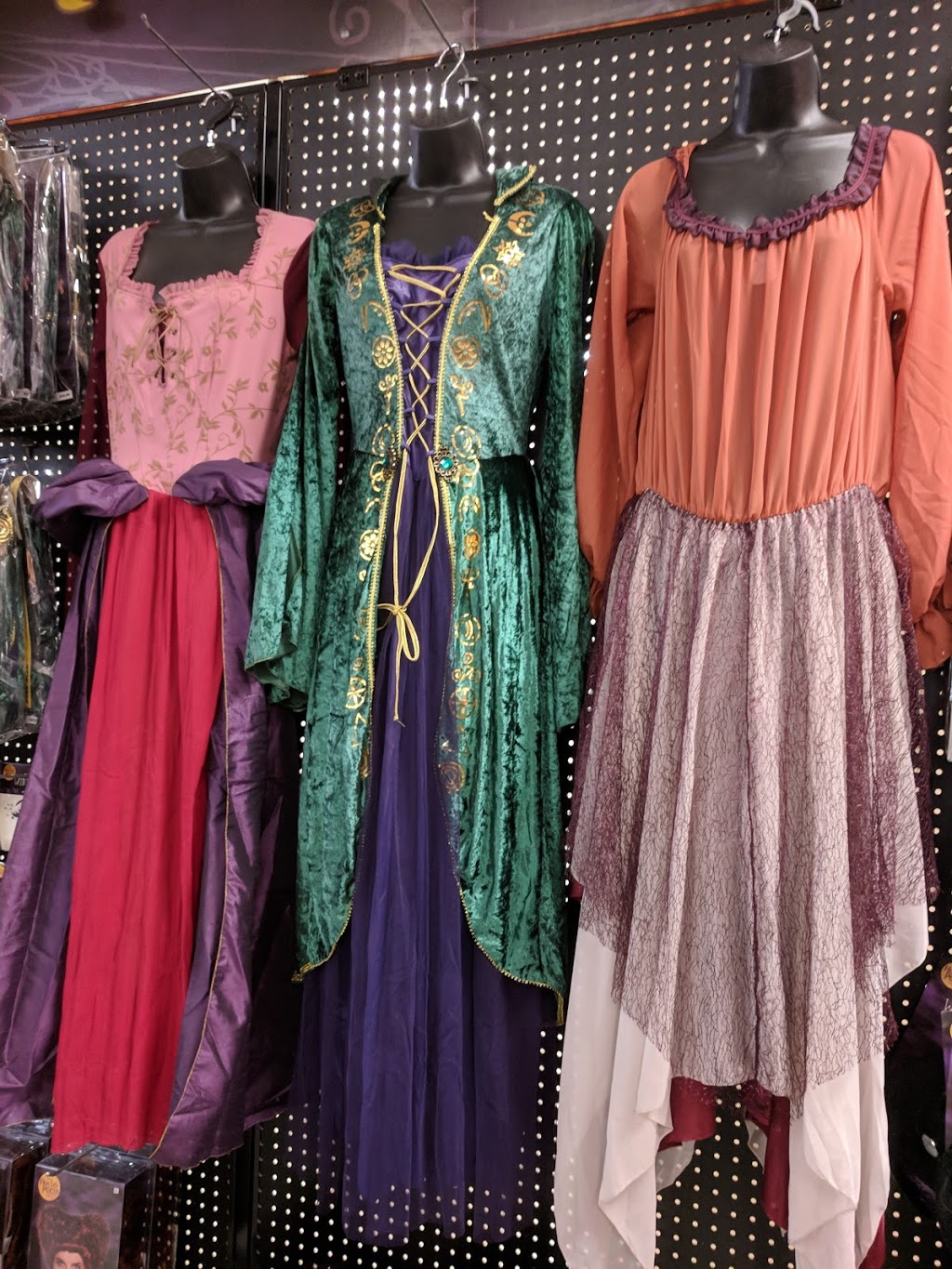 Spirit Halloween | 5100 Erin Mills Pkwy, Mississauga, ON L5M 4Z5, Canada | Phone: (866) 586-0155