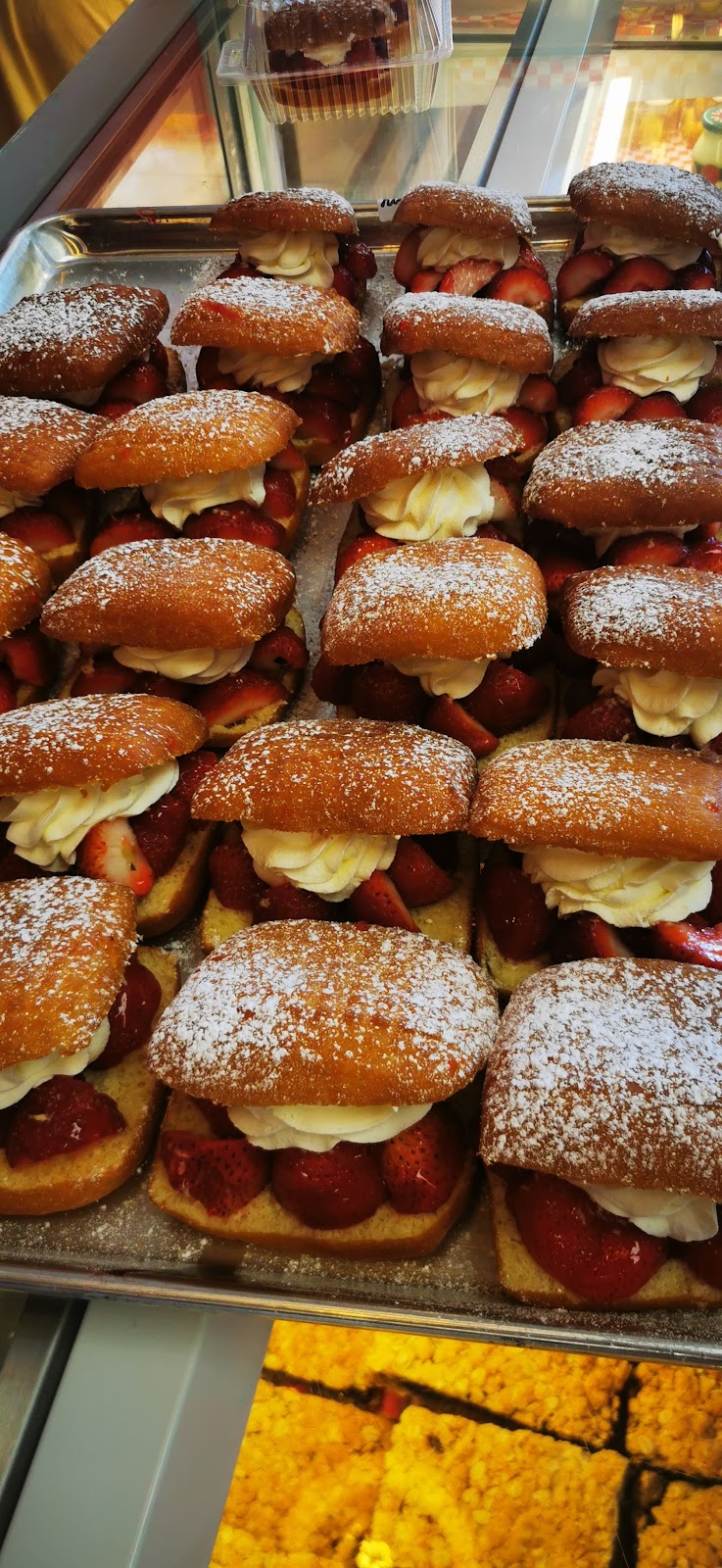 Kings Cross British Bakery & Shop | 566 Frank Hill Rd, Peterborough, ON K9J 6X3, Canada | Phone: (888) 654-6430