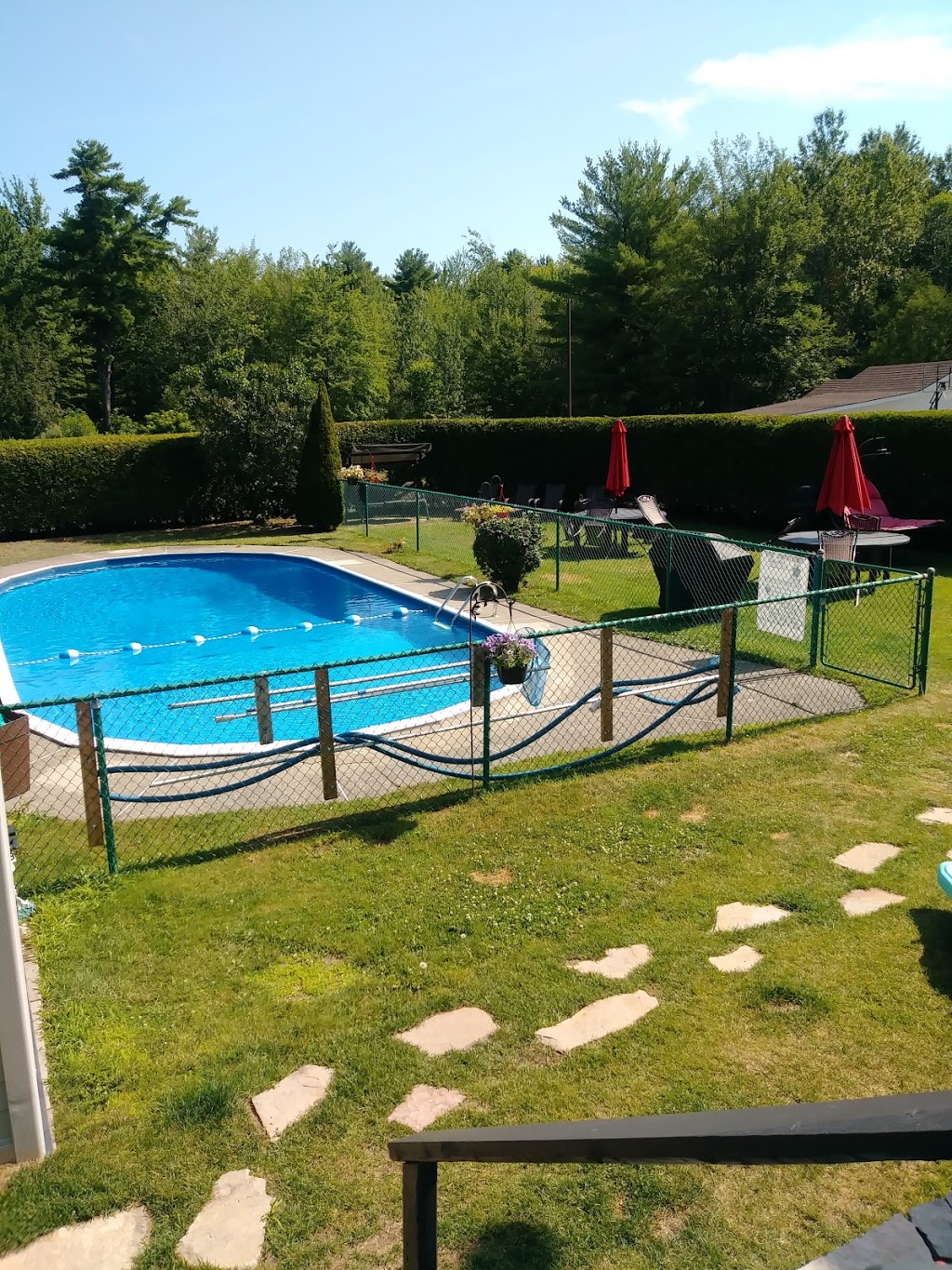 Motel Les Pins | 1523 Rue Principale, Granby, QC J2J 0S4, Canada | Phone: (450) 378-0793