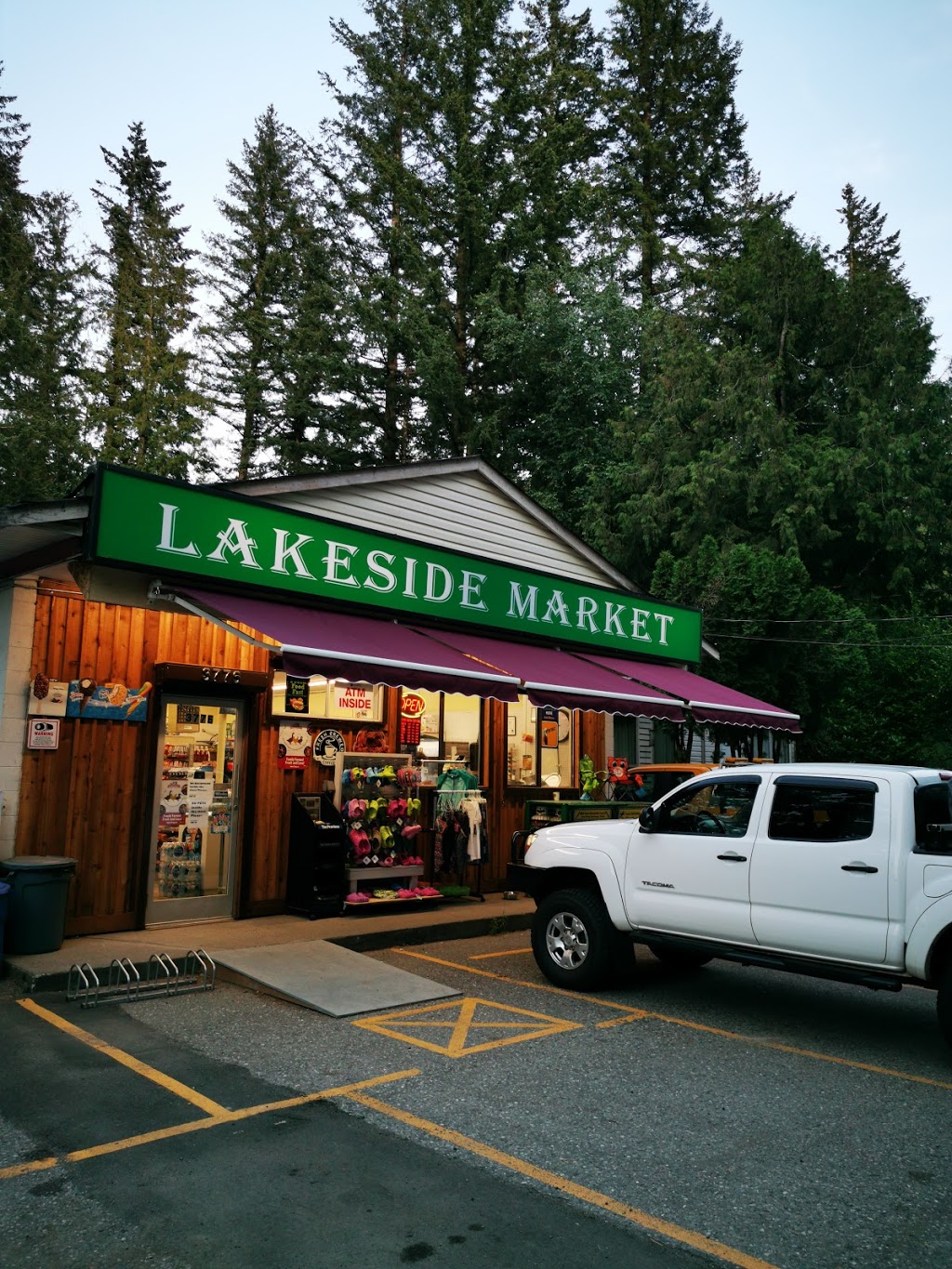 Lakeside Market Cultus Lake | 3776 Columbia Valley Rd, Cultus Lake, BC V2R 5A3, Canada | Phone: (604) 464-9433