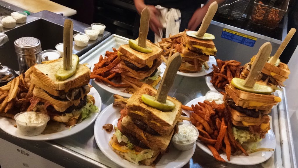 Bubis Awesome Eats | 620 University Ave W, Windsor, ON N9A 5R5, Canada | Phone: (519) 252-2001