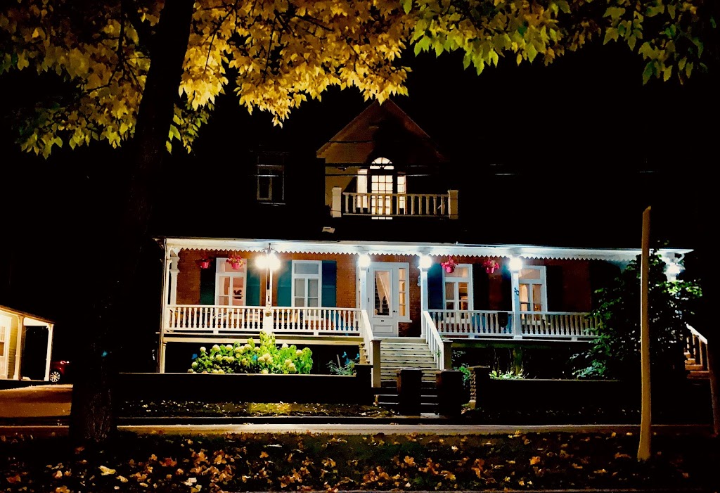 Aux petits oiseaux | 30 Rue Ambroise Fafard, Baie-Saint-Paul, QC G3Z 2J4, Canada | Phone: (418) 760-8288