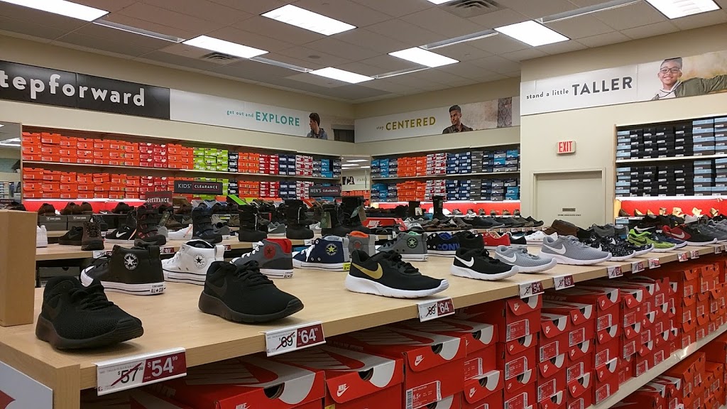Famous Footwear Outlet, Outlet 