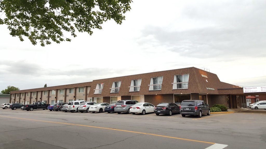 Hotel Motel Penn-Mass | 303 Boulevard Ste Madeleine, Trois-Rivières, QC G8T 3M4, Canada | Phone: (819) 379-8877