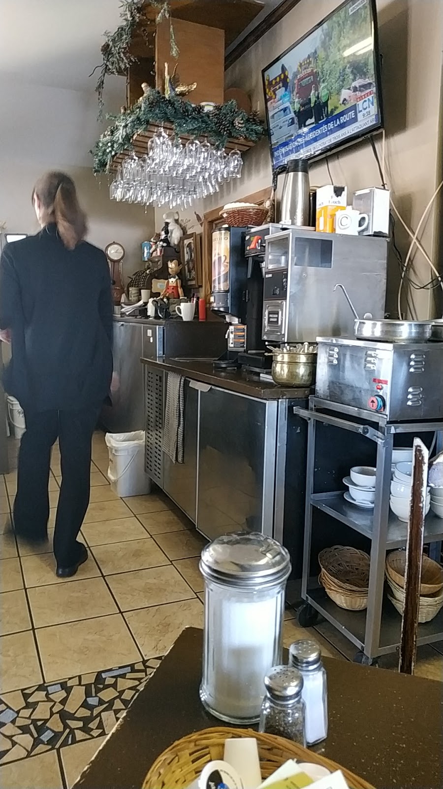 Restaurant Aux Deux Lys | 225 Rue Saint-Jacques, Saint-Jacques, QC J0K 2R0, Canada | Phone: (450) 839-2142