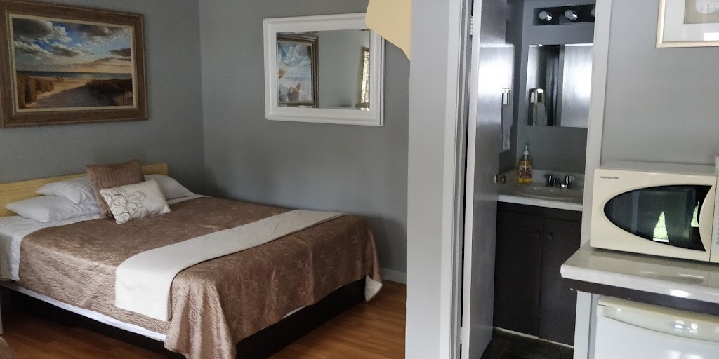 By the Bay Resort | 817 Pike Bay Rd, Wiarton, ON N0H 2T0, Canada | Phone: (519) 793-3317