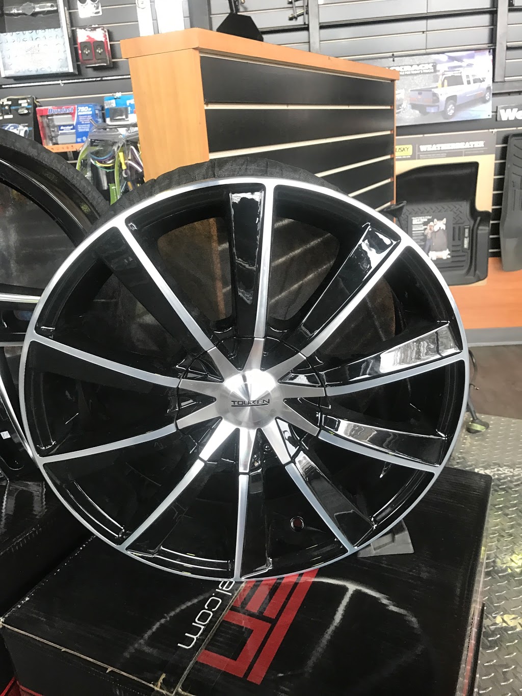 Vitres dautos VIP performance - Pneus Longueuil - Pare-brise Lo | 2425 Chemin de Chambly, Longueuil, QC J4L 1L8, Canada | Phone: (450) 448-7680