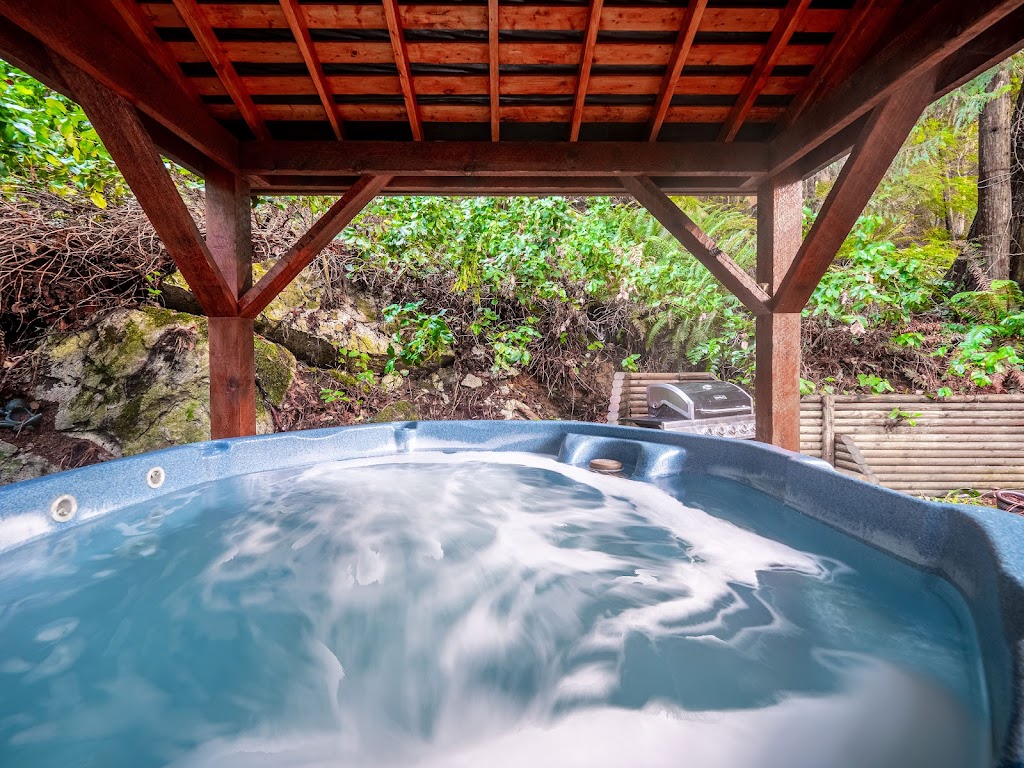 Treehouse Cottage | 7648 Sechelt Inlet Rd, Sechelt, BC V0N 3A4, Canada | Phone: (855) 458-3004