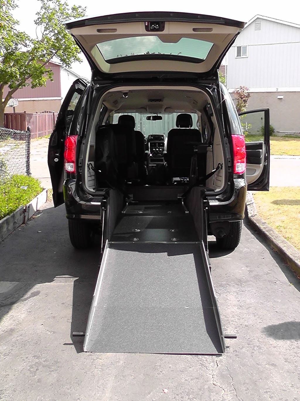 Van-Action 2005 Inc | 4350 Autoroute 13, Laval, QC H7R 6E9, Canada | Phone: (514) 342-2600