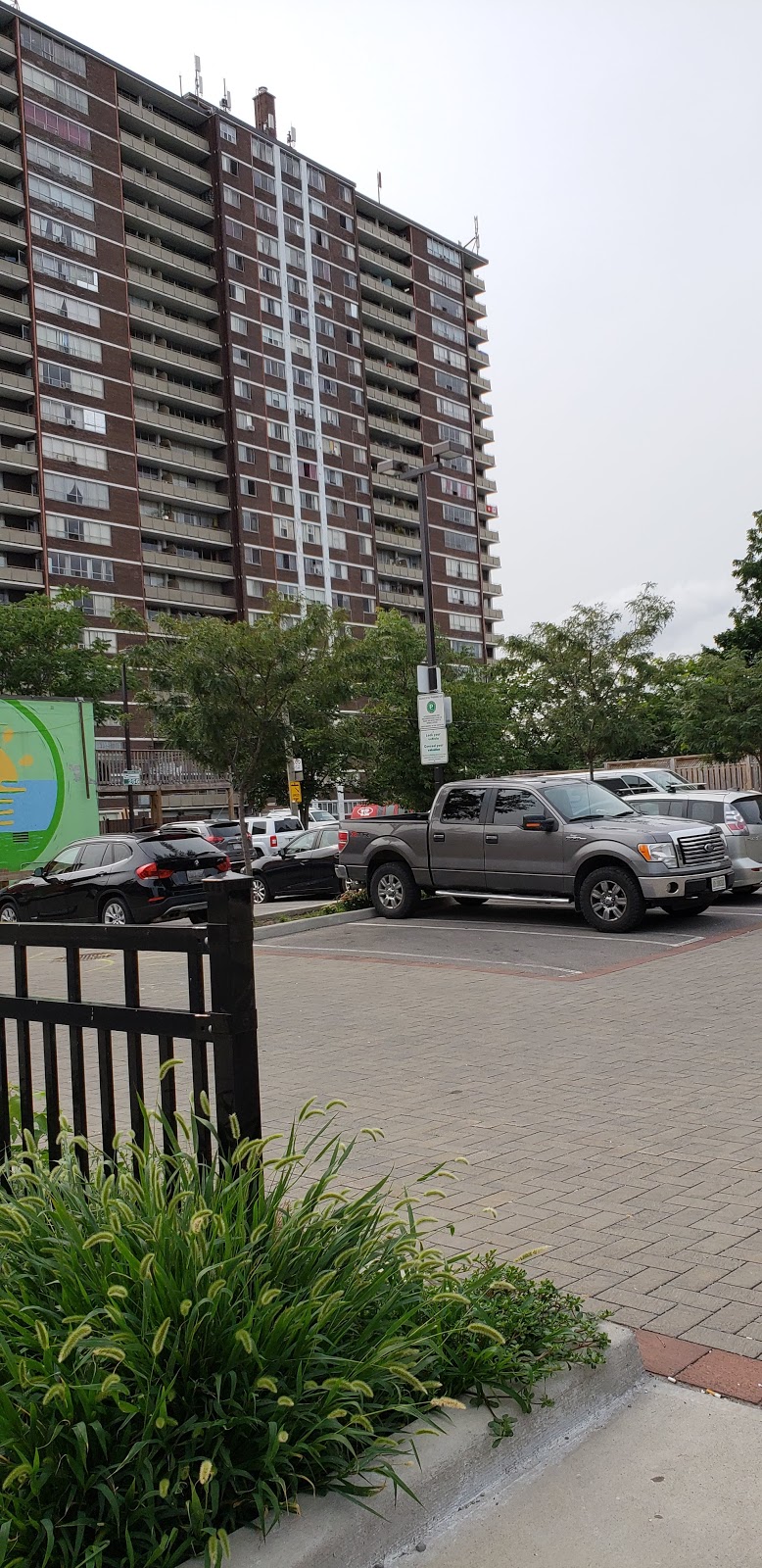 1684 Queen St W Parking | 1684 Queen St W, Toronto, ON M6R 1B3, Canada