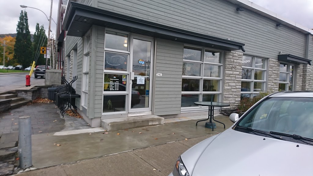 Le Café du passeur | 242 Chemin des Patriotes N, Mont-Saint-Hilaire, QC J3H 3H3, Canada | Phone: (450) 467-5555