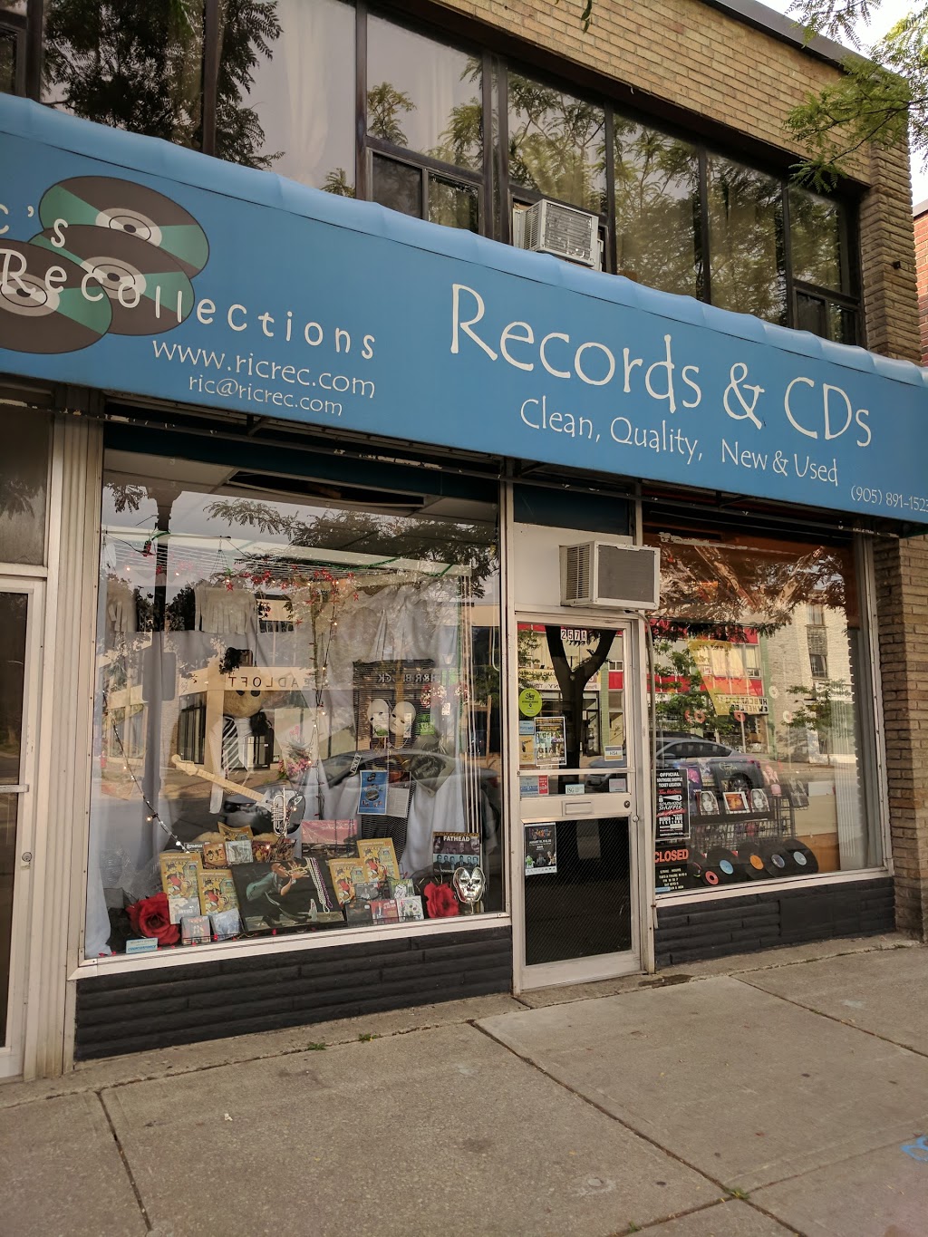 Rics Recollections | 257 Lakeshore Rd E, Mississauga, ON L5G 1G8, Canada | Phone: (905) 891-1523