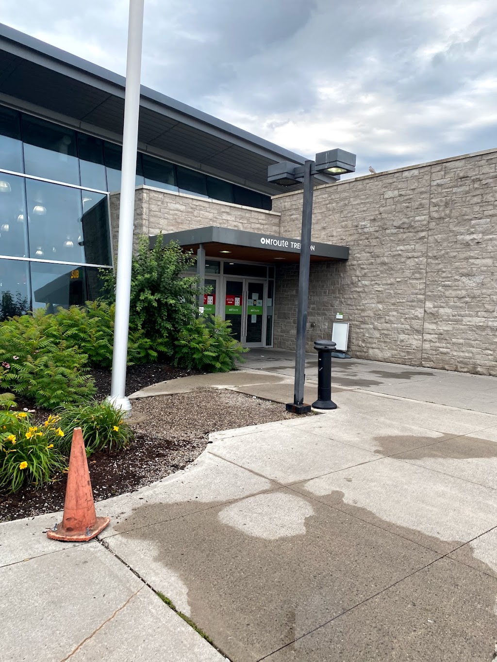 ONroute Trenton South | 17277 Hwy 401 Eastbound, Brighton, ON K0K 1H0, Canada | Phone: (613) 394-6744