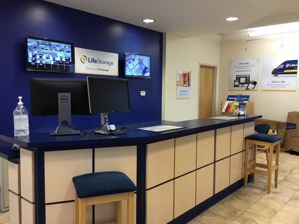 Life Storage | 8161 Main St, Williamsville, NY 14221, USA | Phone: (716) 632-7796