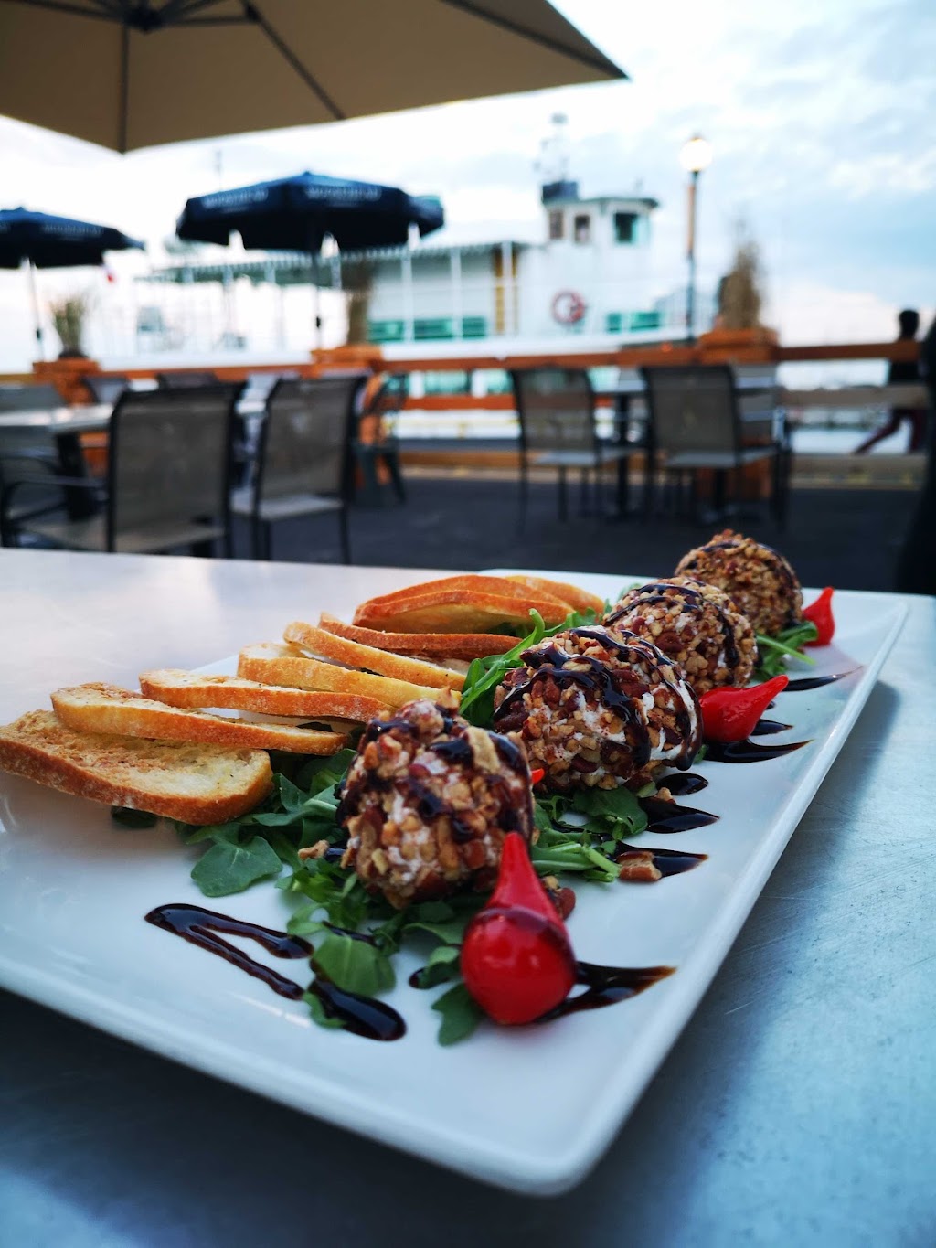 Island Star Dockside Patio | 1 Brock St, Kingston, ON K7L 1R7, Canada | Phone: (613) 549-5544