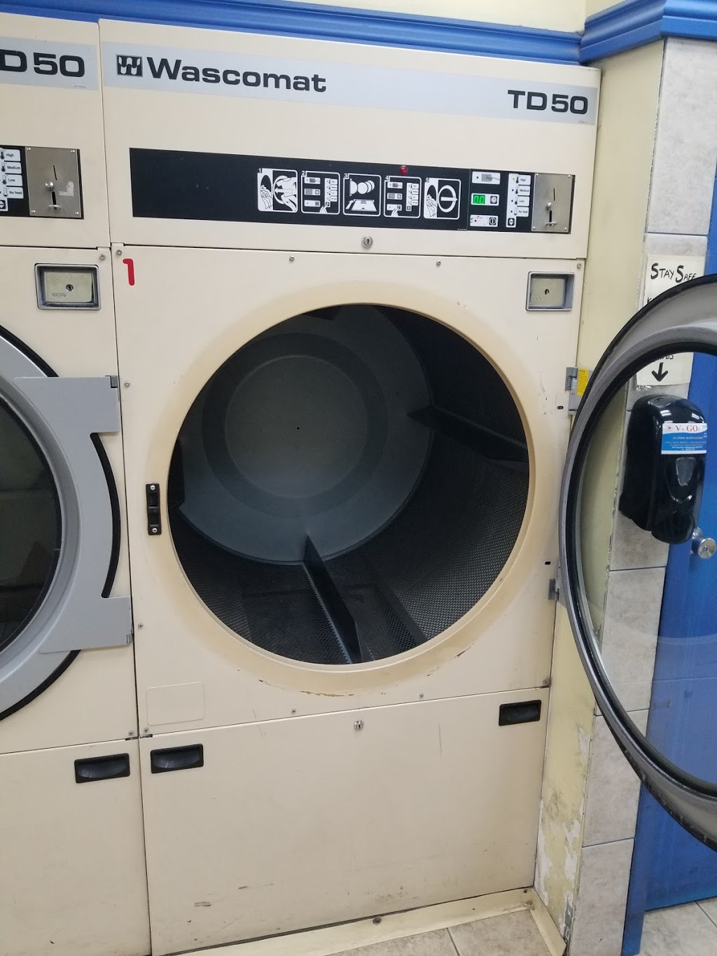 Quick Clean Coin Laundry | 558 Sheppard Ave W, North York, ON M3H 2R9, Canada | Phone: (416) 823-5251