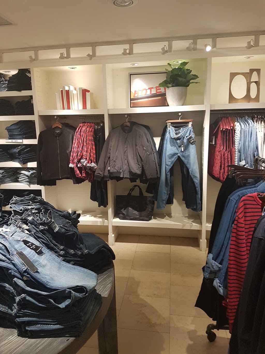 Banana Republic | 80 Bloor St W, Toronto, ON M5S 2V1, Canada | Phone: (416) 515-0018
