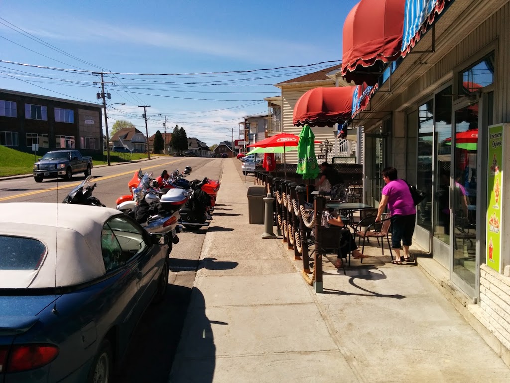 Restaurant Chez Paulo Poulet Frit | 892 Bd de la Grande-Baie-Sud, La Baie, QC G7B 1C2, Canada | Phone: (418) 306-5032