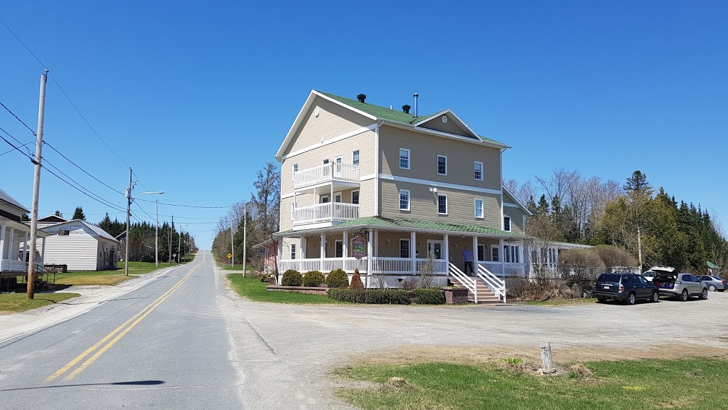 Auberge Mi-Chemin | 32 Rue de Broughton Station, Saint-Pierre-de-Broughton, QC G0N 1T0, Canada | Phone: (418) 427-2267