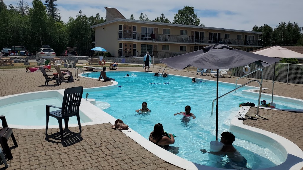 Sauble Lodge Motor Inn | 213 2nd Ave N, Sauble Beach, ON N0H 2G0, Canada | Phone: (519) 422-1040