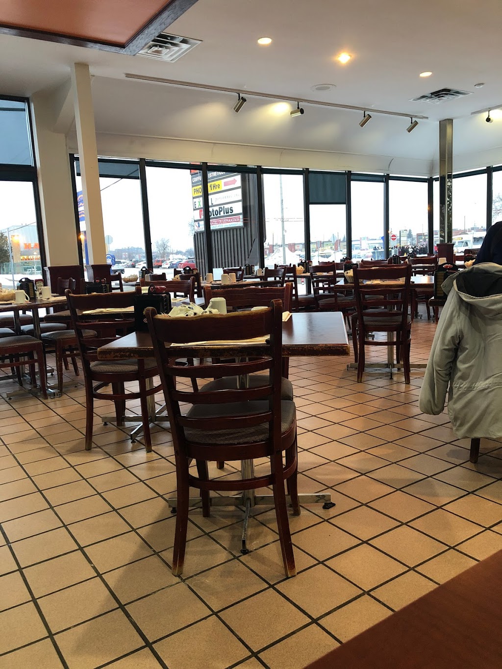 Eggsquis | 8 Boulevard Georges-Gagné S, Delson, QC J5B 2E1, Canada | Phone: (450) 638-5553