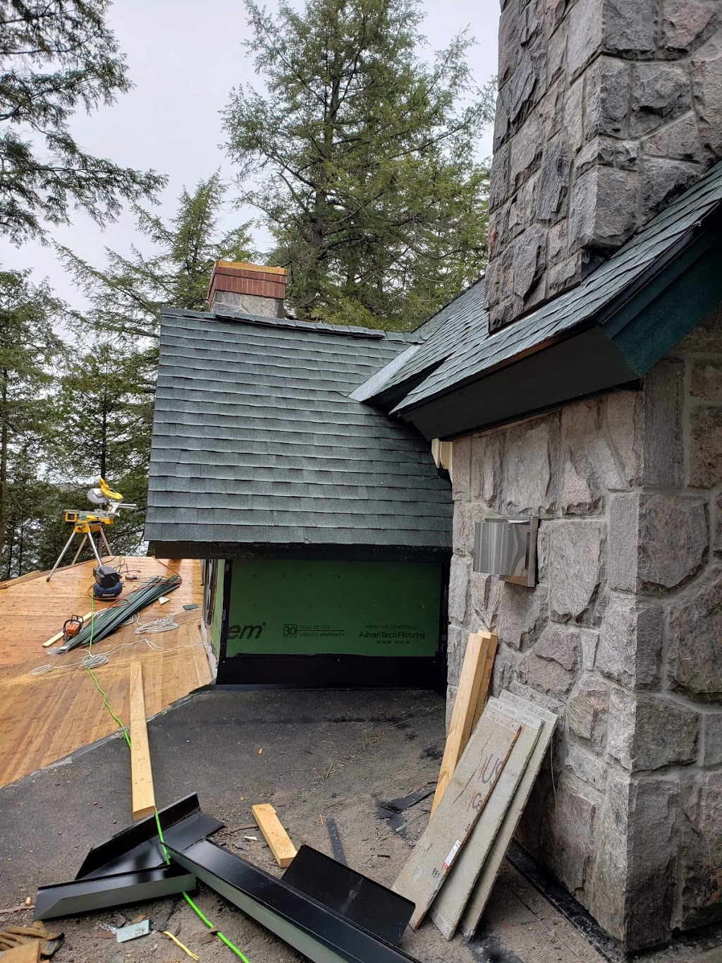 D.C United Roofing | 28 Currie St Unit #13, Barrie, ON L4M 5N4, Canada | Phone: (705) 733-6072