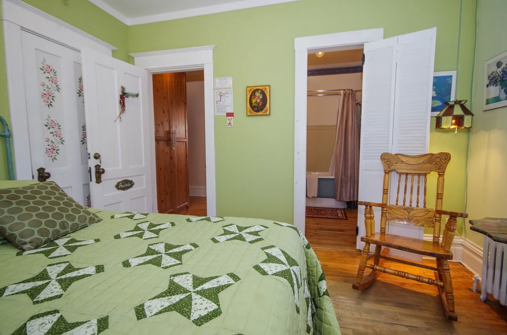 A Tout Venant B & B | 20 Rue Bellevue, Magog, QC J1X 3H2, Canada | Phone: (888) 611-5577