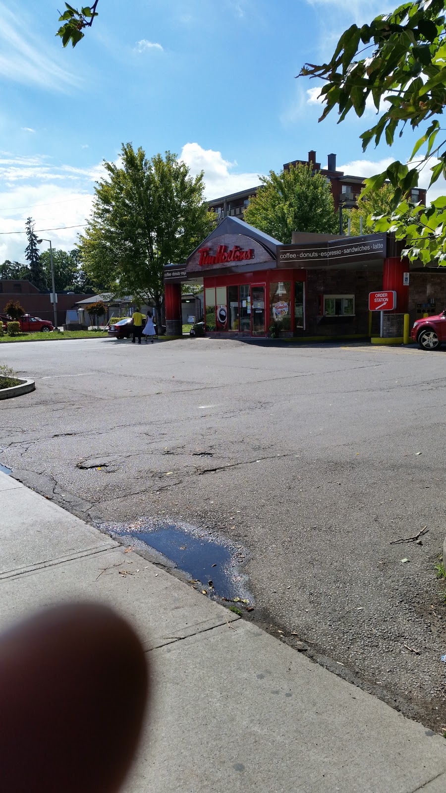 Tim Hortons | 888 Main St E, Hamilton, ON L8M 1M3, Canada | Phone: (905) 549-3317