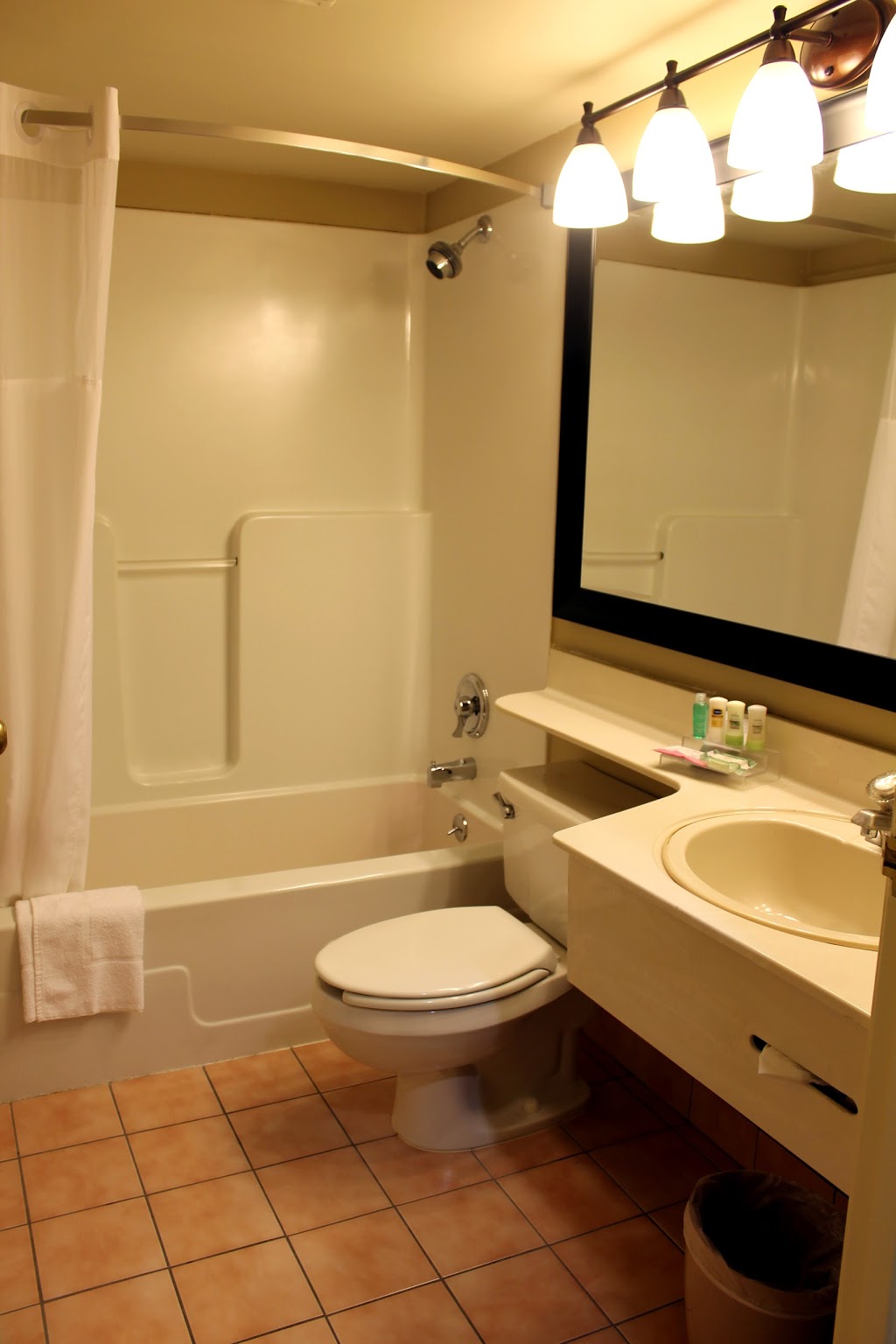 Country Inn & Suites by Radisson, Winnipeg, MB | 730 King Edward St, Winnipeg, MB R3H 1B4, Canada | Phone: (204) 783-6900