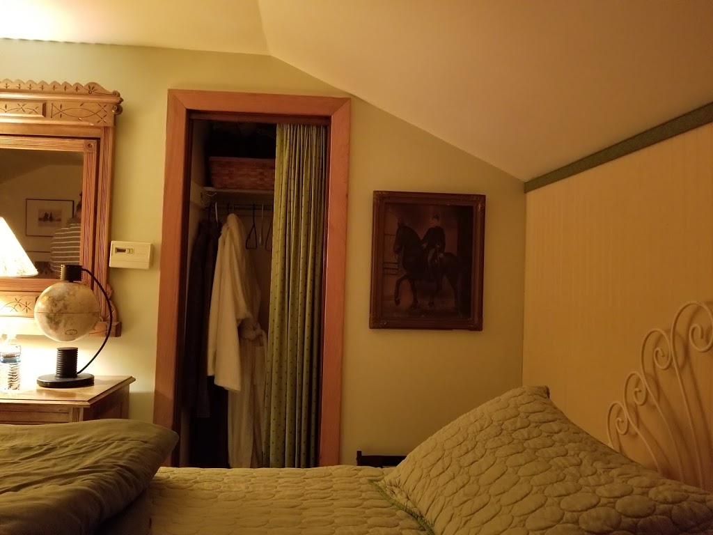 Chestnut Hill Guest House | 6405 Ward Rd, Orchard Park, NY 14127, USA | Phone: (716) 464-0642