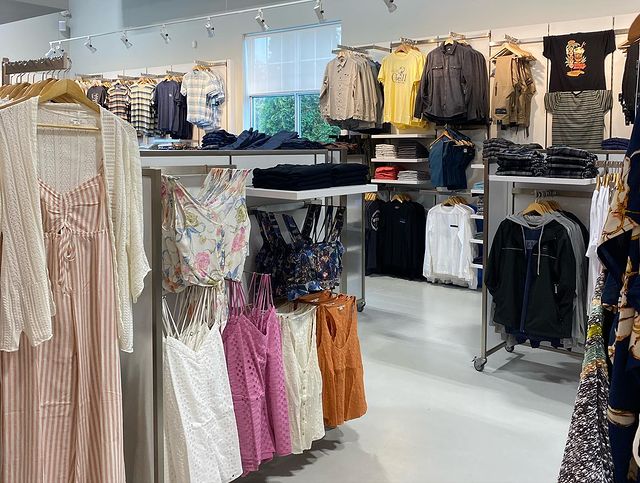 ONeill | 520 Rue de la place Champêtre, Bromont, QC J2L 3L1, Canada | Phone: (579) 589-1350