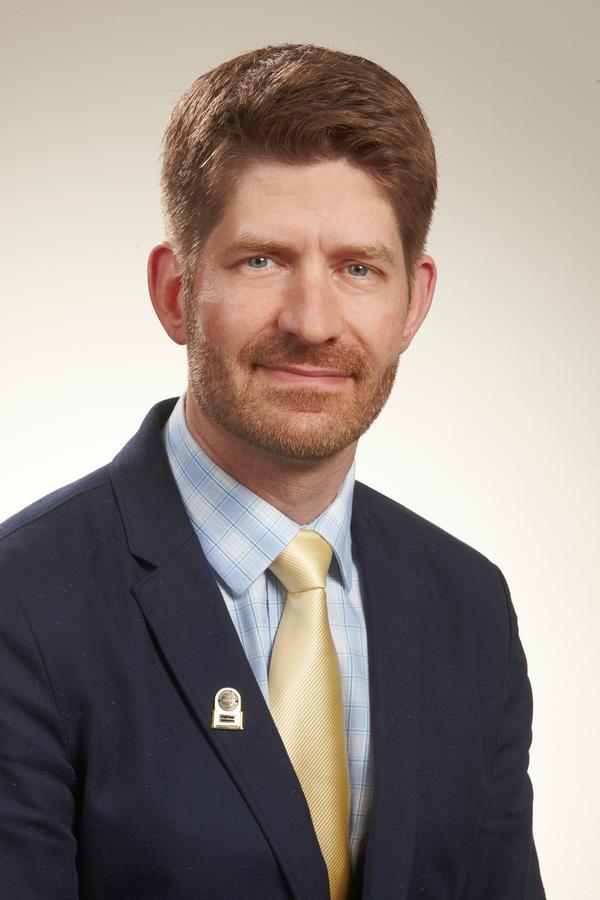 Edward Jones - Financial Advisor: Ewan D Harris | 460 Wellington St Suite 205, St Thomas, ON N5R 6H9, Canada | Phone: (519) 633-7824