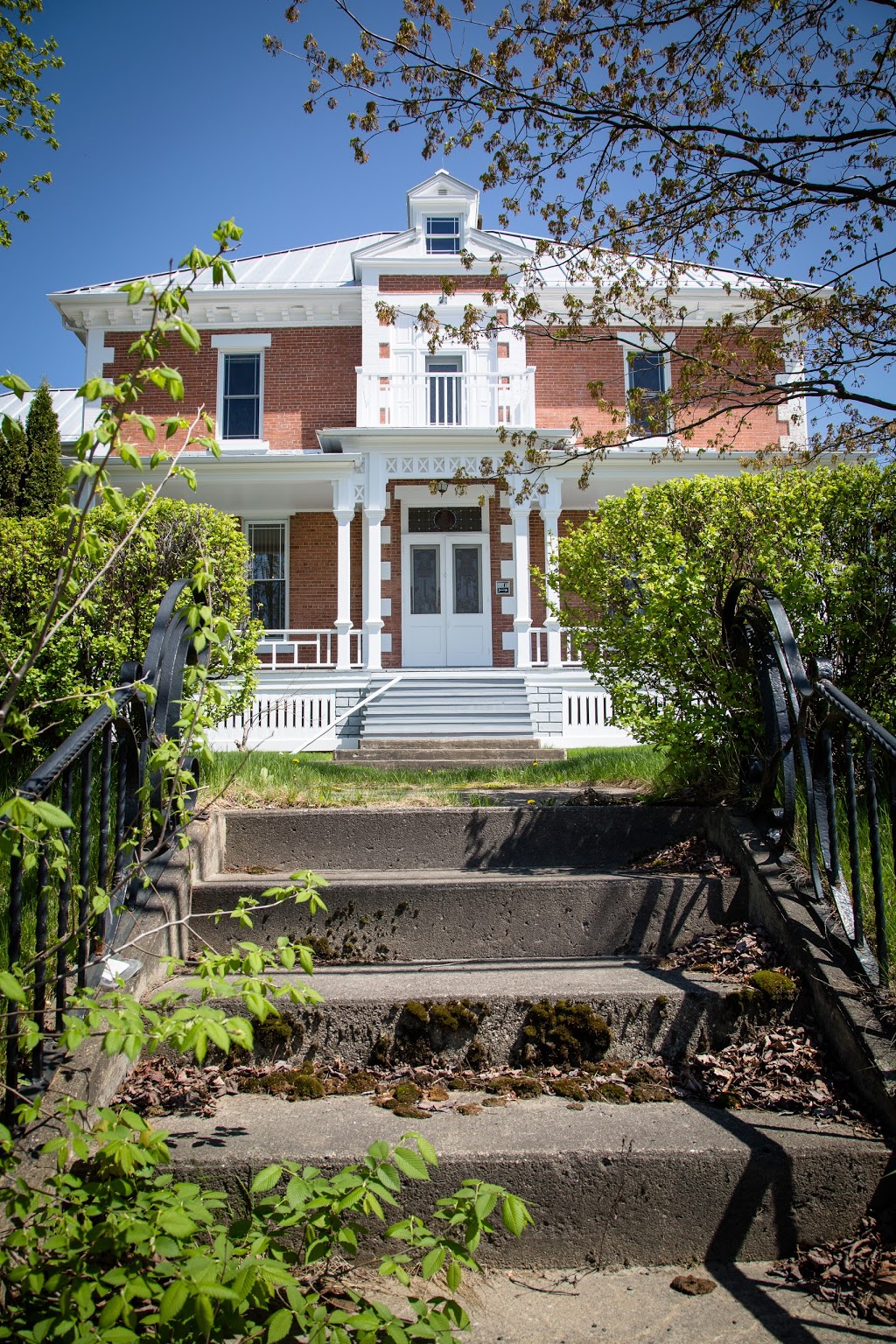 Presbytere DArthabaska | 40 Rue Laurier O, Victoriaville, QC G6P 6P3, Canada | Phone: (819) 357-2376
