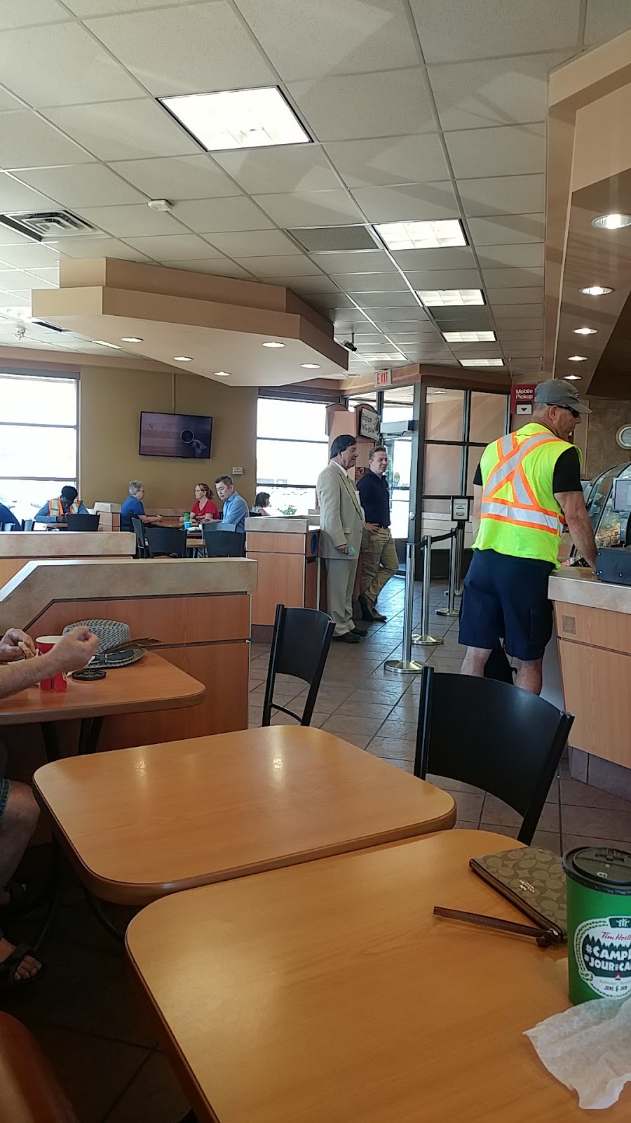 Tim Hortons | 990 E Main St, Welland, ON L3B 3Z3, Canada | Phone: (905) 788-1952
