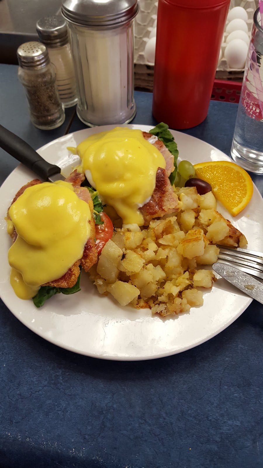 Louis Restaurant | 4728 Wyandotte St E, Windsor, ON N8Y 1H7, Canada | Phone: (519) 945-6315