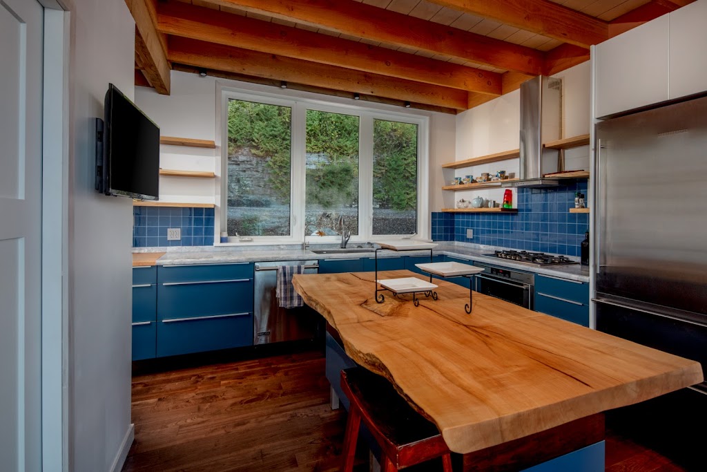 Eaglewings Cottage | 2946 Eagles Cliff Ln, Selwyn, ON K0H 2H0, Canada | Phone: (416) 702-9334